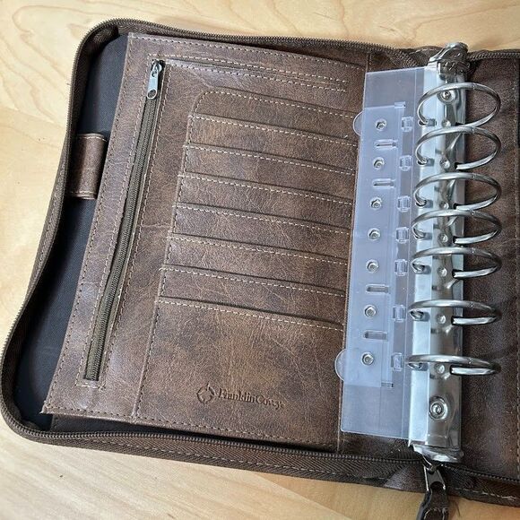 Franklin Covey 41496 Basic Zip Binder Brown Distressed Faux Leather 7 Rings 1.5" - Picture 4 of 6